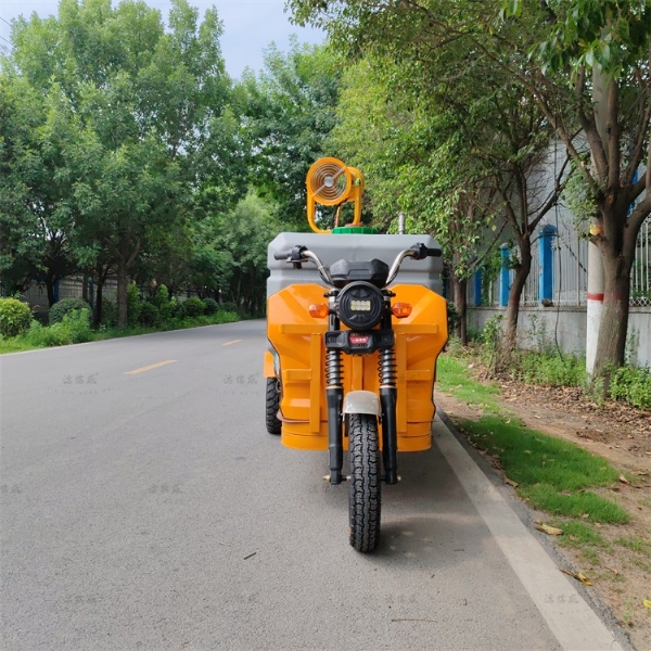 電動(dòng)三輪塑料水箱灑水車