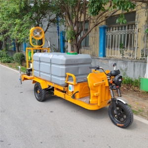 電動(dòng)三輪塑料水箱灑水車