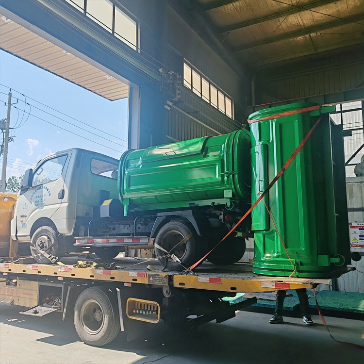 1輛勾臂垃圾車和2個勾臂箱發(fā)往貴州