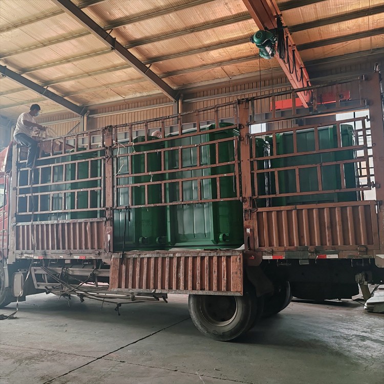 7個壓膜垃圾箱發(fā)往浙江