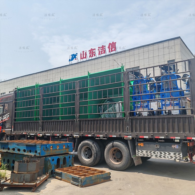 8個垃圾斗4個500L保潔車26垃圾桶發(fā)往甘肅