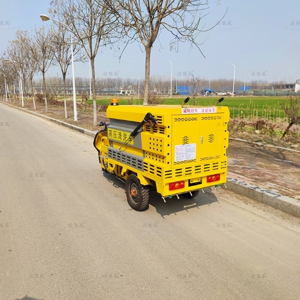 路面養(yǎng)護(hù)沖洗車(chē)